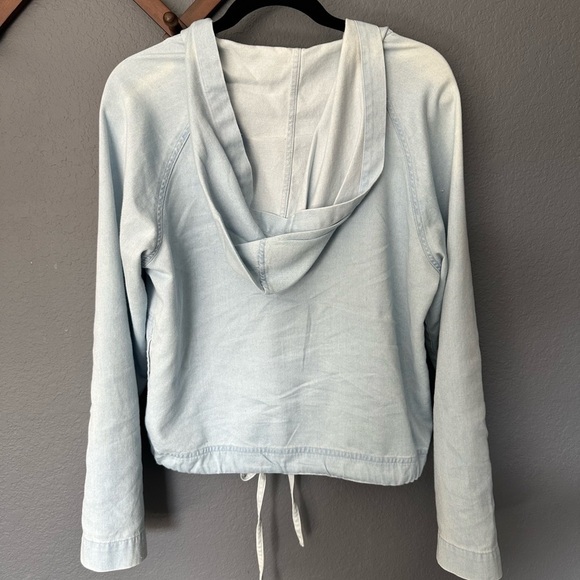 Trendy Lord & Taylor Light Weight ButtonUp Denim Jacket With Hoodie and Pockets - Picture 5 of 6